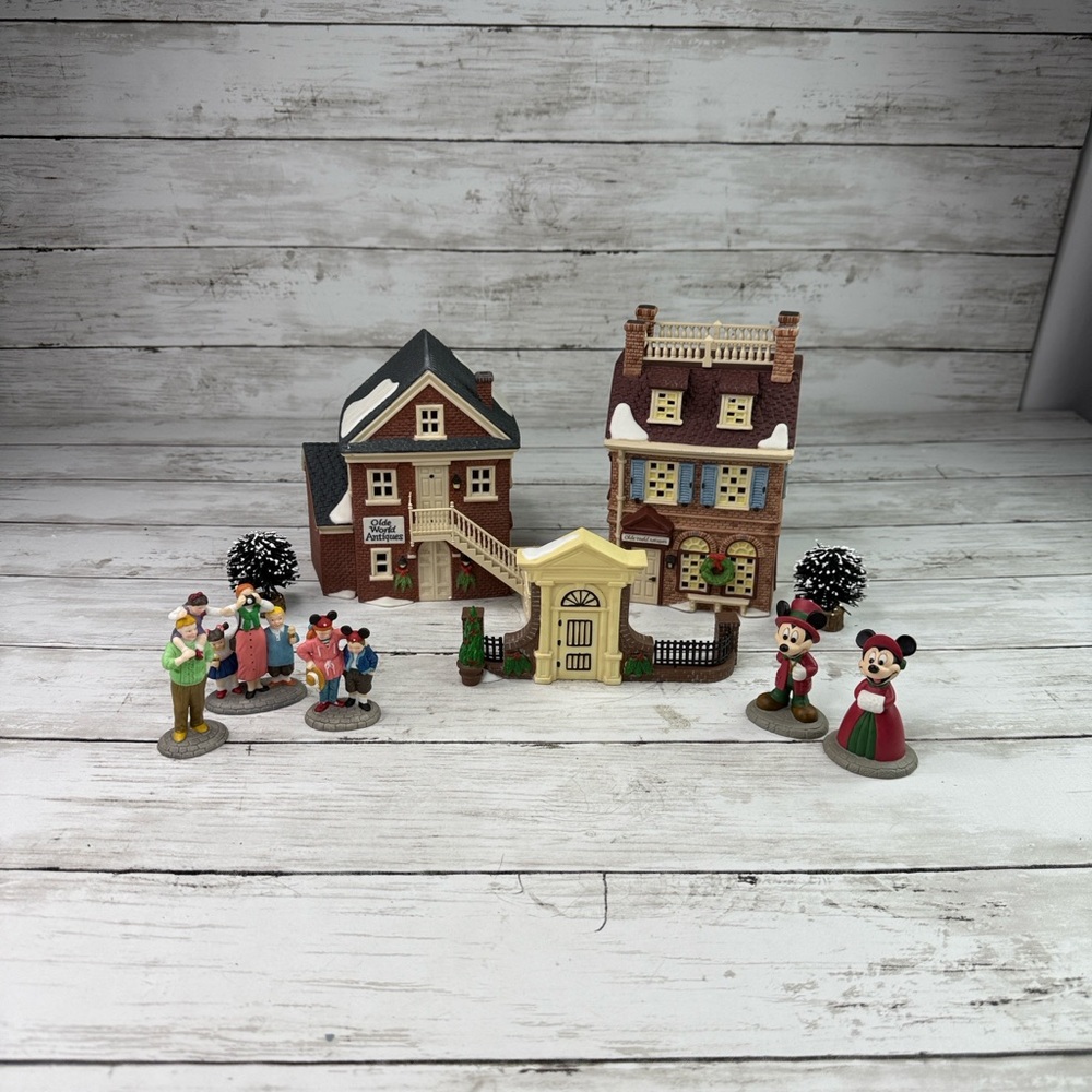 Department 56 DISNEY PARKS CHRISTMAS VILLAGE SET OF 5
